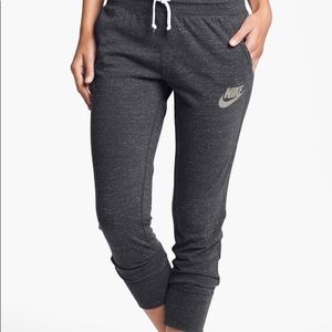 Nike women’s sportswear gym vintage Capri